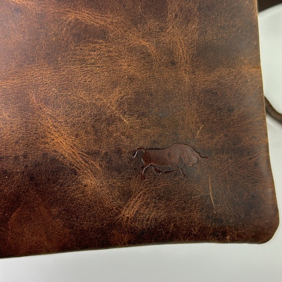 Arrigo Tan Leather Unisex Crossbody Bag Purse - Picture 5 of 9